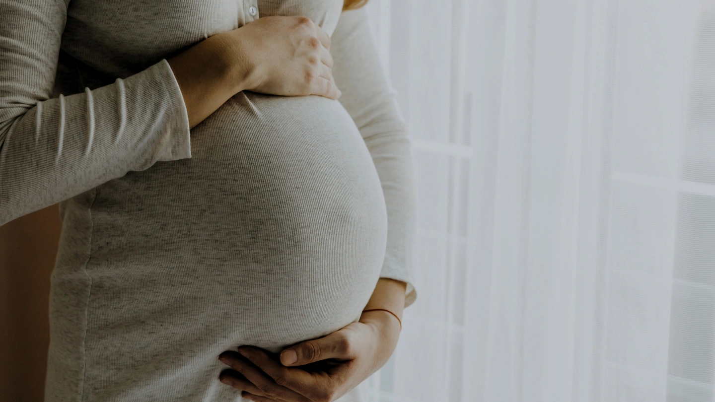 Mujer embarazada acariciándose la barriga