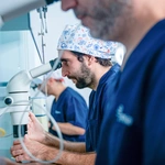 Embriólogo de FIV Valencia trabajando en el laboratorio